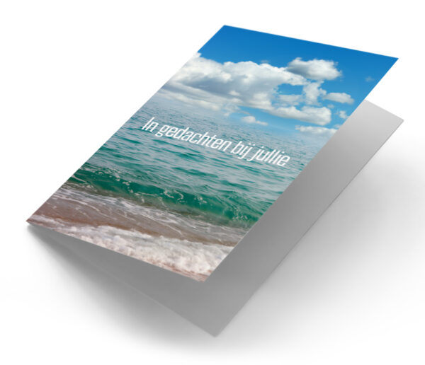 Zee met blauwe lucht